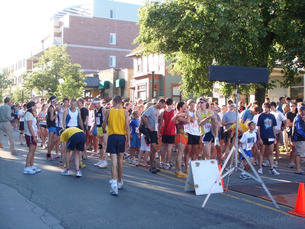 Tortoise_Hare_5K_08 045.JPG - There is no politeness amoung the racers, just walk into the line ahead of someone you can intimidate, even if they have been standing in line waiting for the last 15 minutes to get a "good" starting spot.